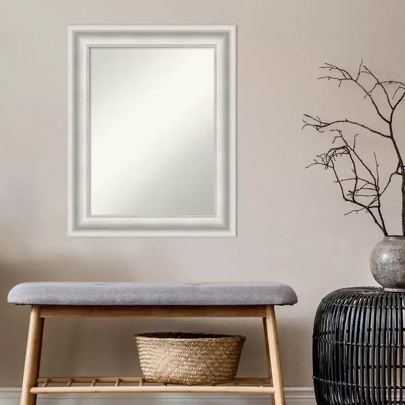 Specchio da parete con cornice bianca decorata – 59,7 x 74,9 cm