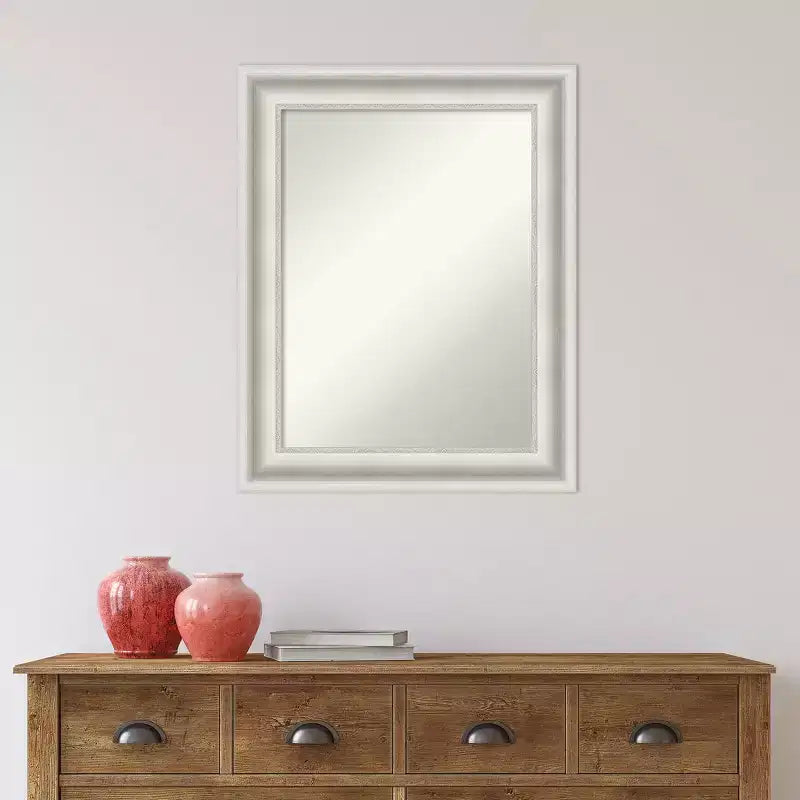 Specchio da parete con cornice bianca decorata – 59,7 x 74,9 cm