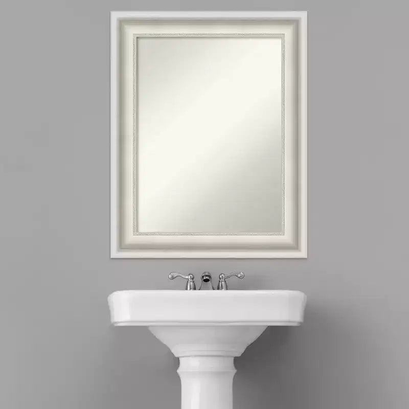 Specchio da parete con cornice bianca decorata – 59,7 x 74,9 cm