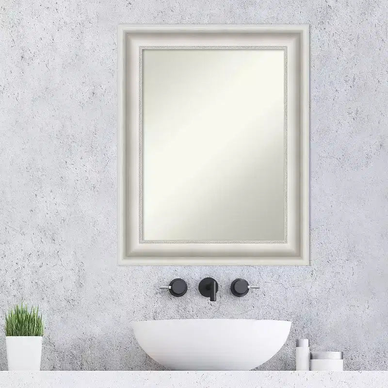 Specchio da parete con cornice bianca decorata – 59,7 x 74,9 cm
