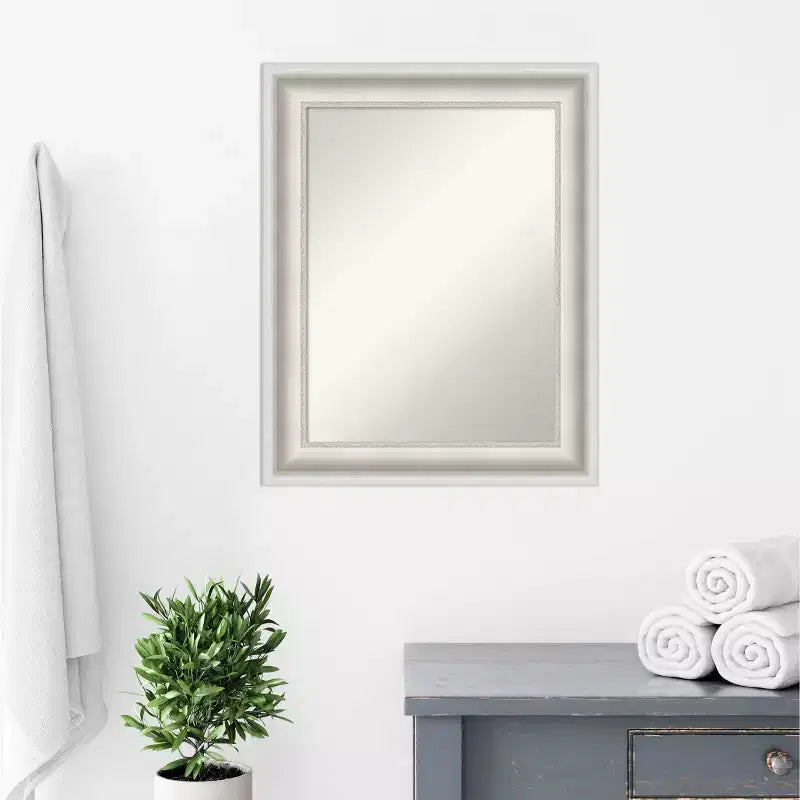 Specchio da parete con cornice bianca decorata – 59,7 x 74,9 cm
