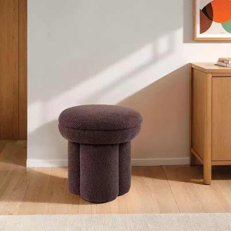 Sgabello d'accento a forma di fungo — Pouf rivestito in montone con base a piedistallo