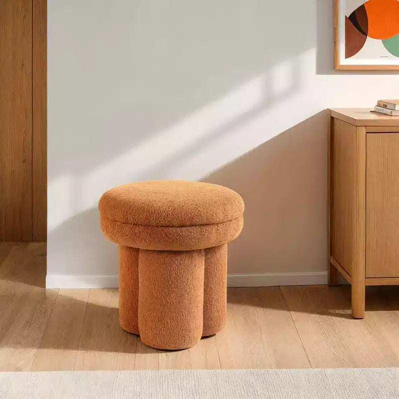 Sgabello d'accento a forma di fungo — Pouf rivestito in montone con base a piedistallo