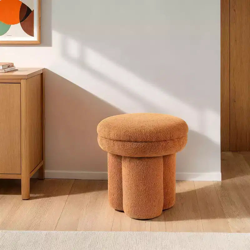 Sgabello d'accento a forma di fungo — Pouf rivestito in montone con base a piedistallo