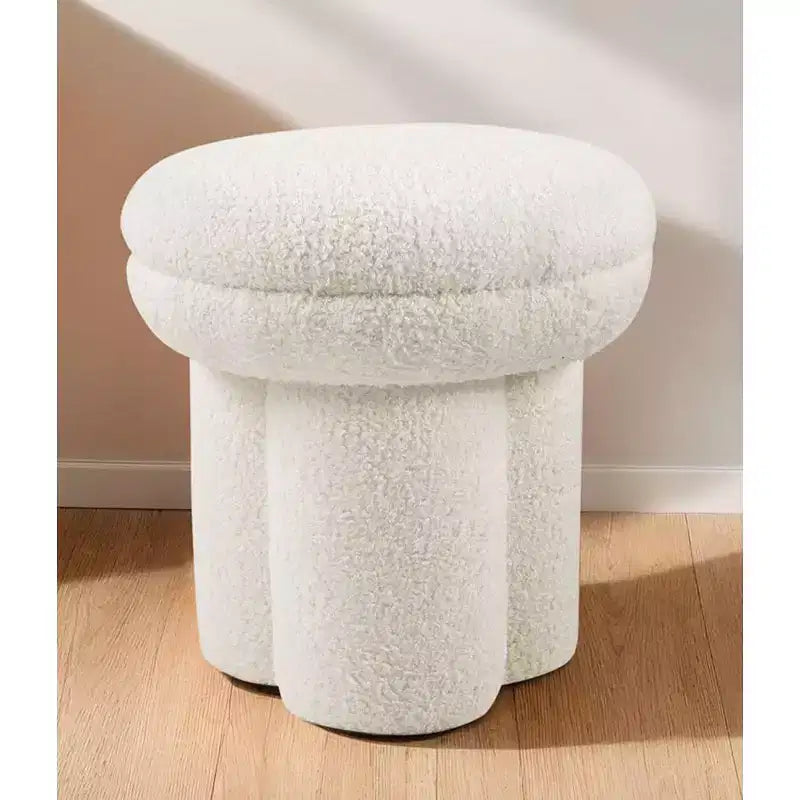 Sgabello d'accento a forma di fungo — Pouf rivestito in montone con base a piedistallo