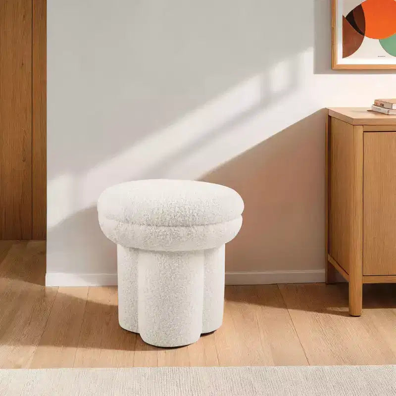 Sgabello d'accento a forma di fungo — Pouf rivestito in montone con base a piedistallo