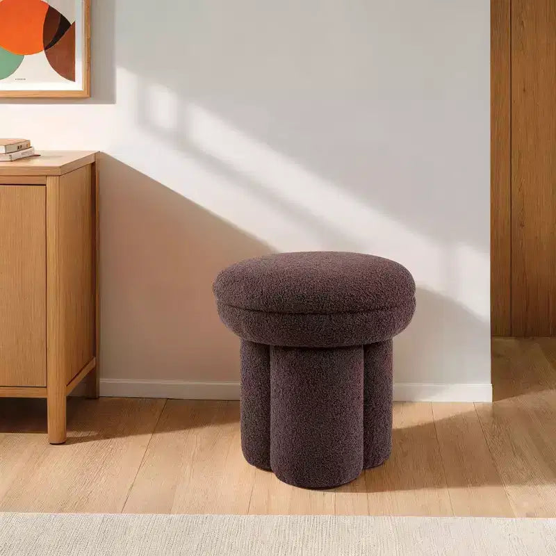 Sgabello d'accento a forma di fungo — Pouf rivestito in montone con base a piedistallo