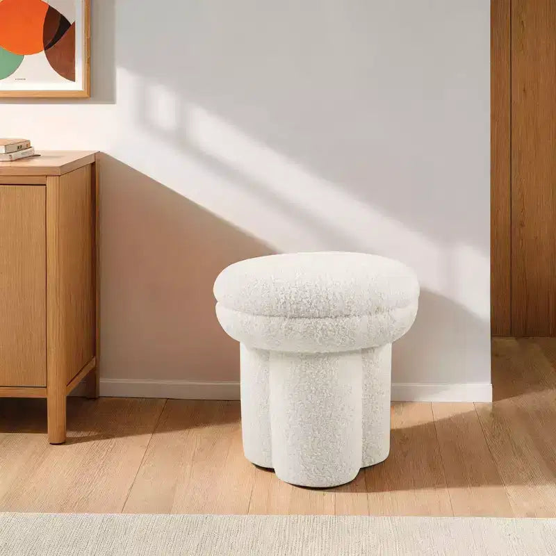 Sgabello d'accento a forma di fungo — Pouf rivestito in montone con base a piedistallo