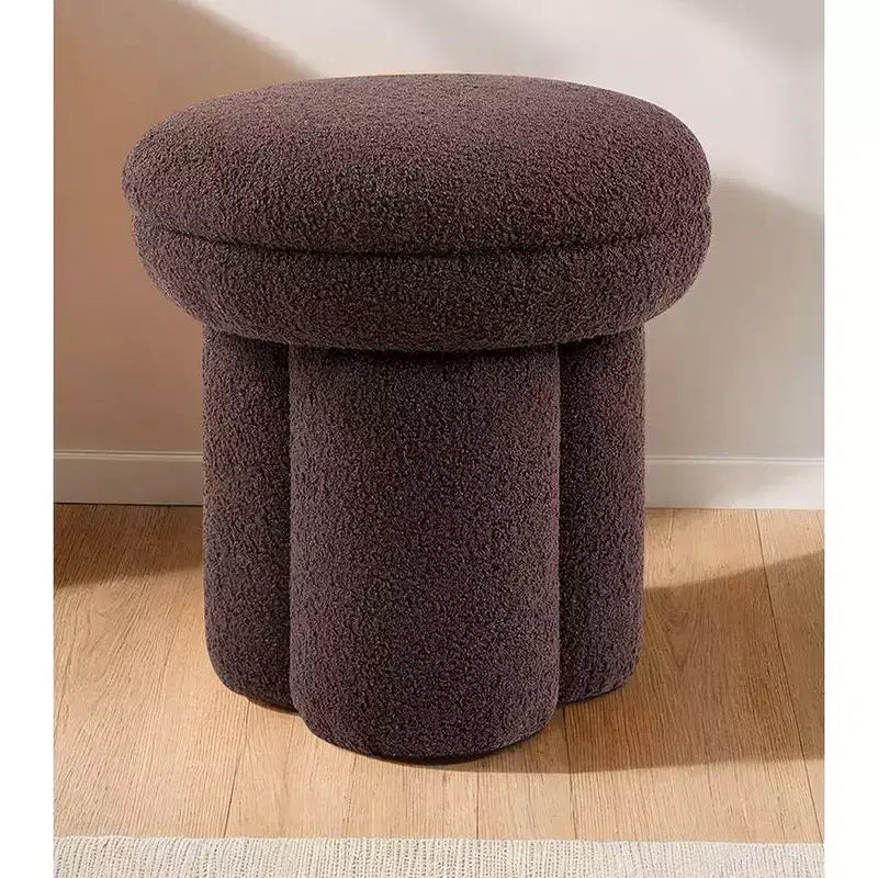 Sgabello d'accento a forma di fungo — Pouf rivestito in montone con base a piedistallo