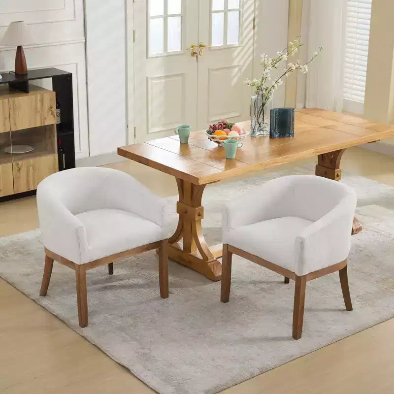 Sedia da pranzo Sleek Barrel con braccioli — Rivestimento in morbido lino e gambe in legno di gomma