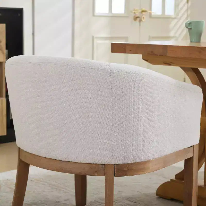 Sedia da pranzo Sleek Barrel con braccioli — Rivestimento in morbido lino e gambe in legno di gomma