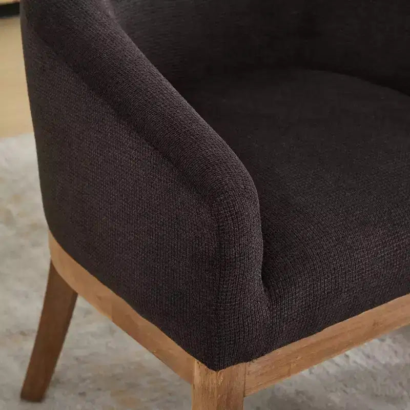 Sedia da pranzo Sleek Barrel con braccioli — Rivestimento in morbido lino e gambe in legno di gomma