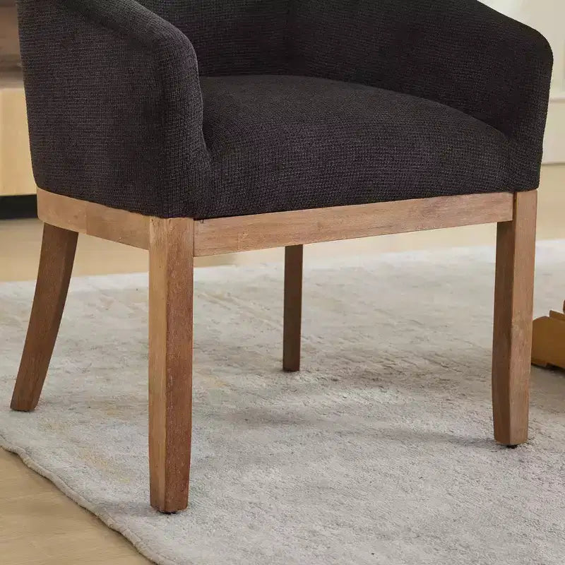 Sedia da pranzo Sleek Barrel con braccioli — Rivestimento in morbido lino e gambe in legno di gomma