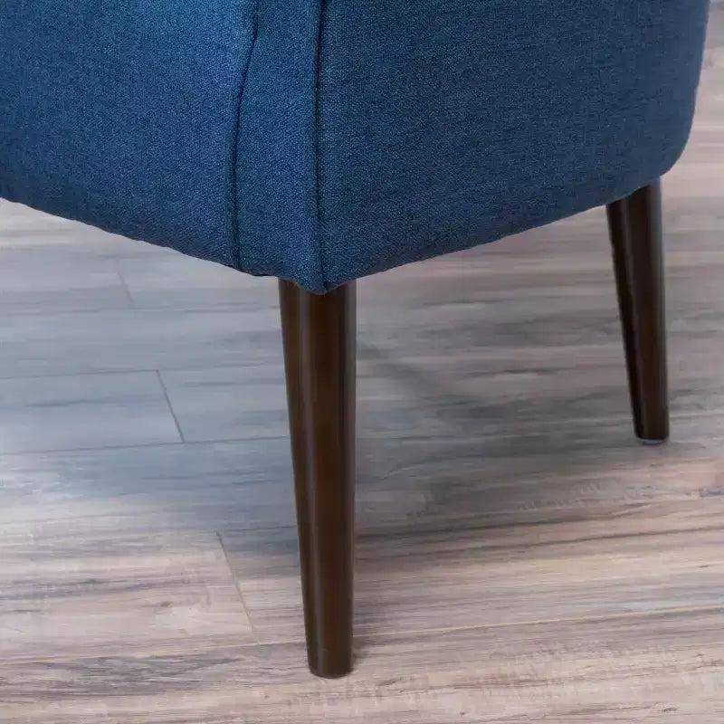 Poltrona Club moderna capitonné con gambe in legno di betulla