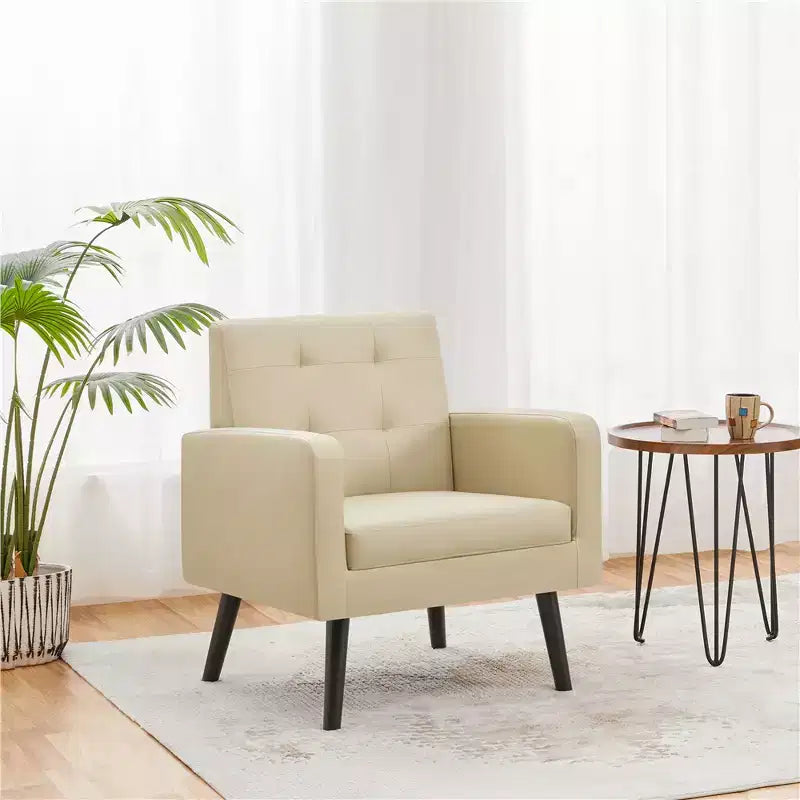 Poltrona moderna in similpelle trapuntata con gambe in legno massello